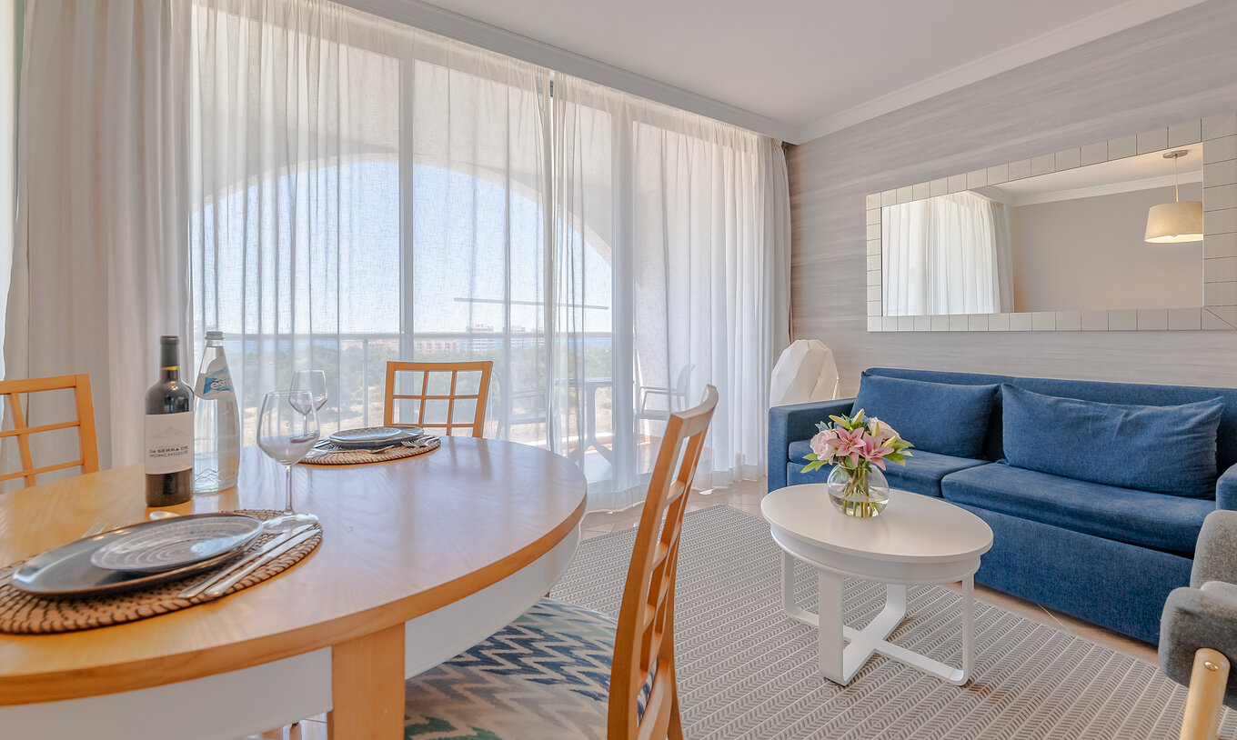 Het T0 - Premium Studio van Pestana Alvor Park heeft een eettafel, een bank en balkon
